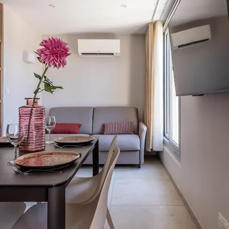 Appartement At In Clermont, Place De Jaude