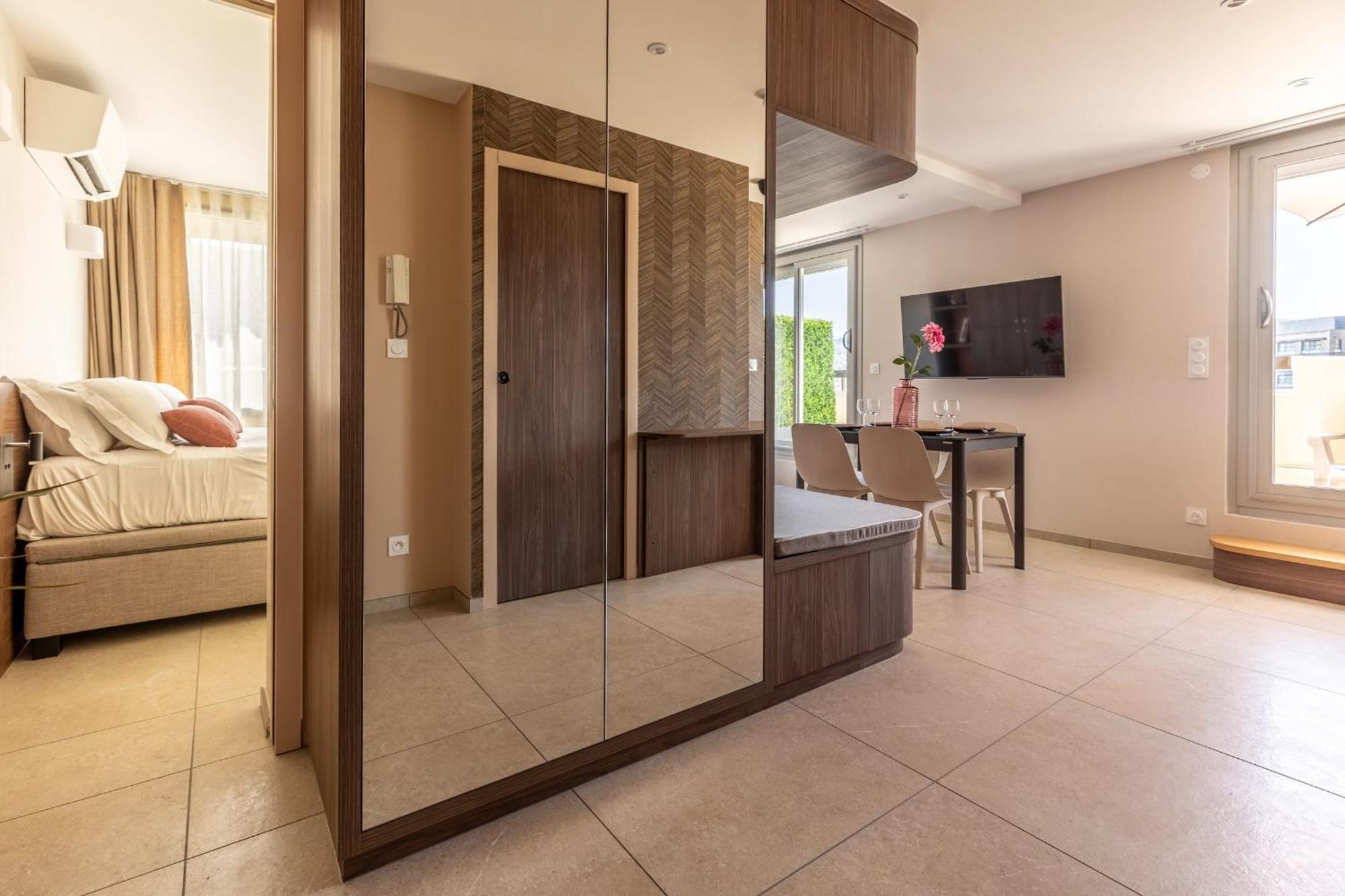 At In Clermont, Place De Jaude Clermont-Ferrand